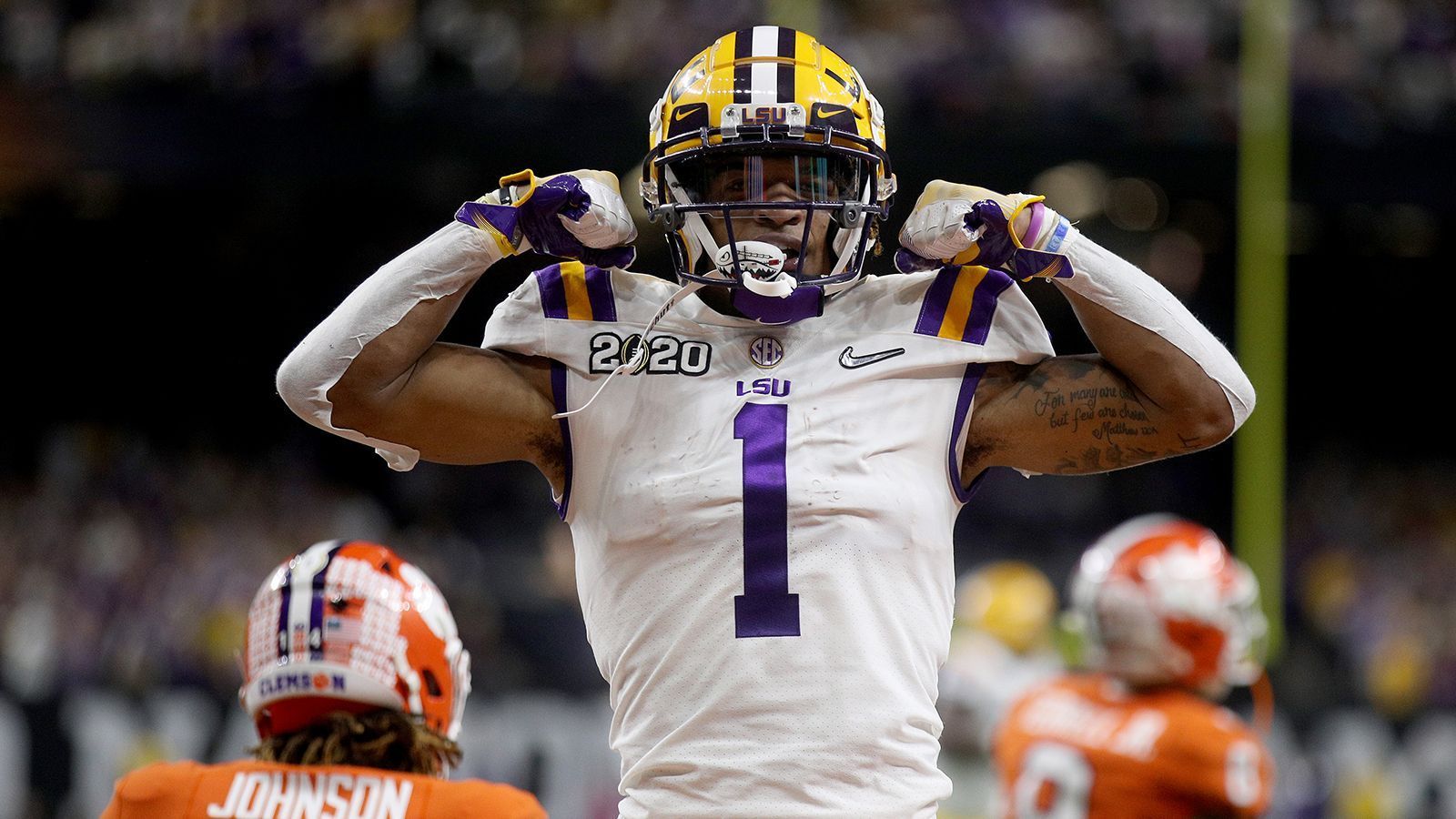 
                <strong>Ja'Marr Chase, Wide Receiver, LSU</strong><br>
                Die effektivste Anspielstation von Nummer-eins-Pick Joe Burrow verbuchte 1.780 Receiving Yards und 20 Touchdowns. Pro Catch sammelte er 21,2 Yards. Er erhielt die Auszeichnung zum besten Passempfänger im College-Football und setzte sich damit gegen Jerry Jeudy, CeeDee Lamb und Co. durch. Es bleibt abzuwarten, ob er ähnliche Leistungen abrufen kann, ohne Burrow als Passgeber. Das Talent dafür besitzt er allemal.
              