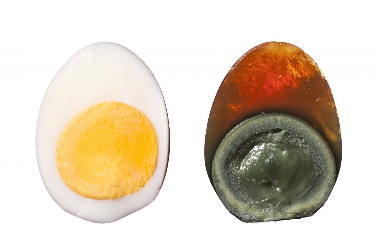 Dieses Ei ist nicht wirklich 1.000 Jahre alt - auch wenn es nach der Fermentierung so aussieht. Es ist höchstens 3 Jahre alt. Und die Chinesen lieben es. 