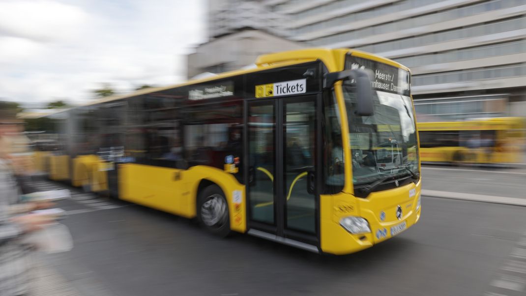 Das geplante 49-Euro-Ticket könnte in machen Bussen nicht gültig sein.