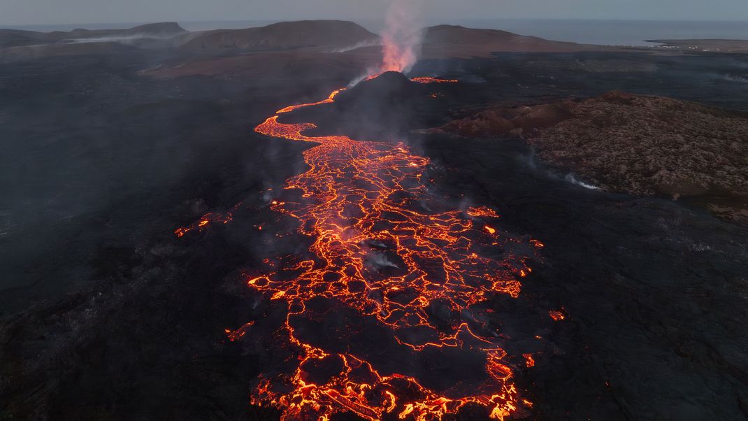 Anfang Juni war ein Vulkan im Südwesten Islands ausgebrochen und spuckte rote Lava in der Nähe der Küstenstadt Grindavik.

