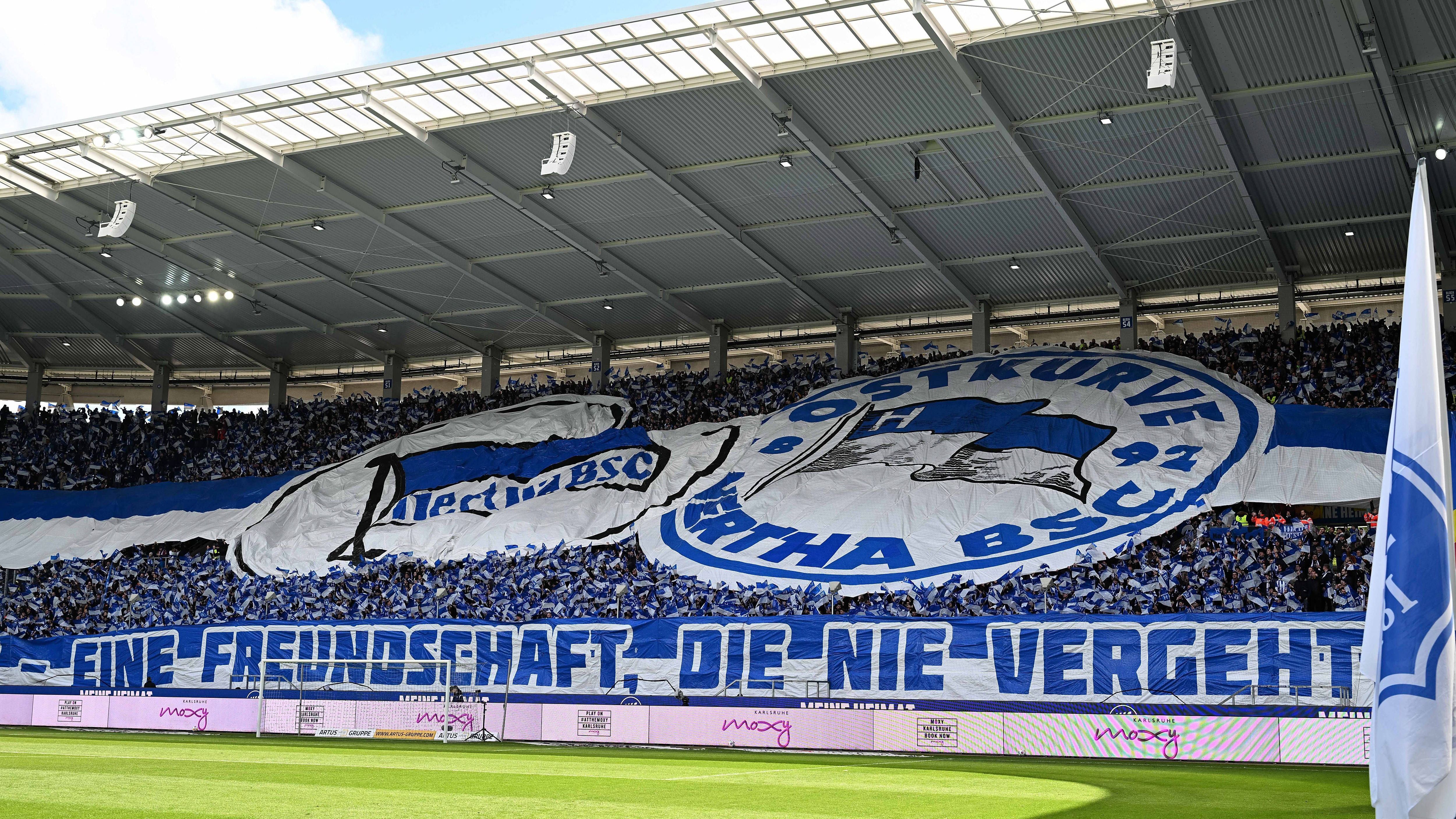 <strong>KSC- und Hertha-Fans begeistern mit gemeinsamer Choreo</strong><br>...Damit zelebrierten die Anhänger beider Fanlager eine Fanfreundschaft, die bereits seit 1976 besteht. Auf dem Banner war zu lesen: "Von der Spree bis an den Rhein, das ist bekannt - Zieht sich ein blau-weißes Band. Es verbindet Hertha und den Karlsruher SC – Eine Freundschaft, die nie vergeht!" Weiter stand auf der Geraden: "Vereint in den Farben! Vereint gegen alle!"