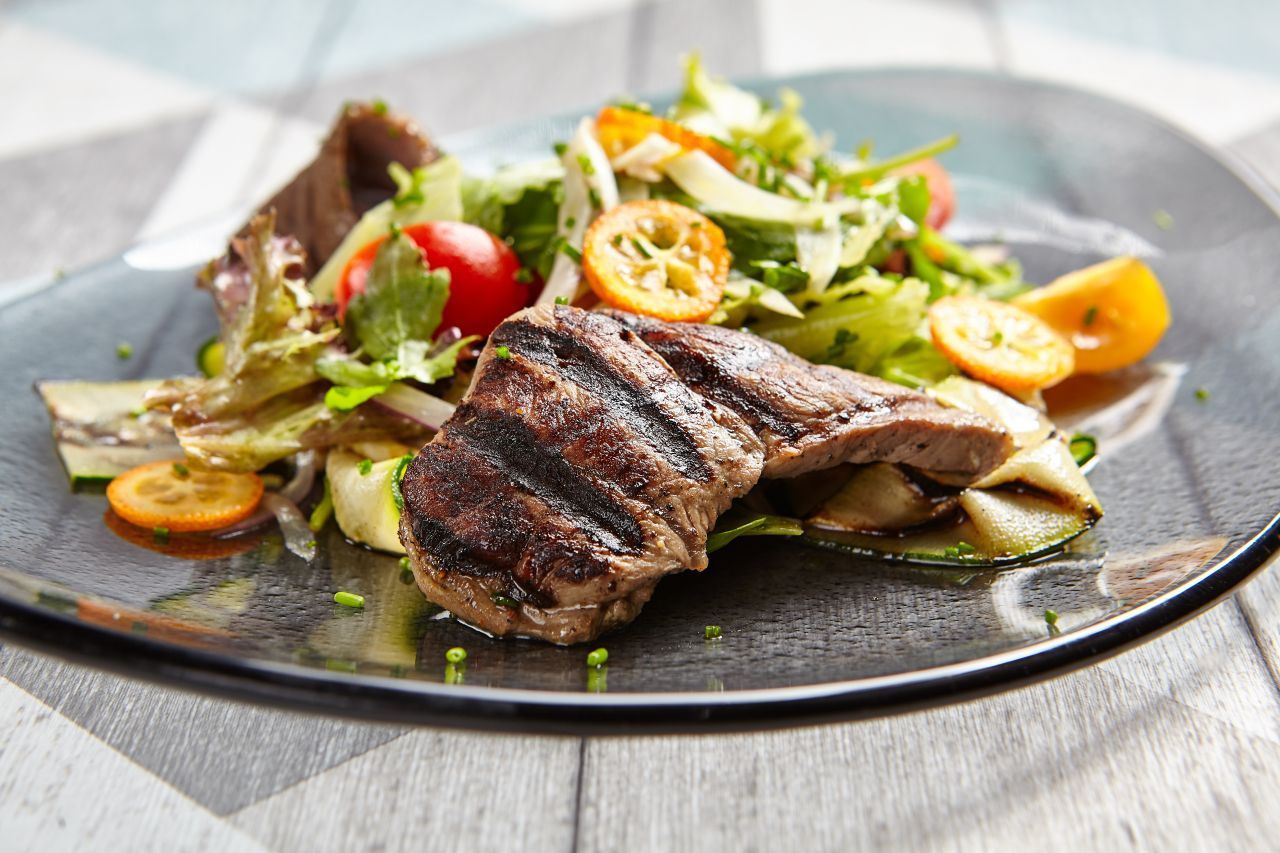 Peppe mit Kumquats deinen Salat auf. Einfach in kleine Würfel schneiden. Mit Essig, Öl und Gewürzen abschmecken - fertig ist das Kumquat-Dressing. Dann schneide noch ein paar Früchte in Scheiben und gebe sie als Topping obendrauf. Du kannst sie auch vorher karamellisieren.