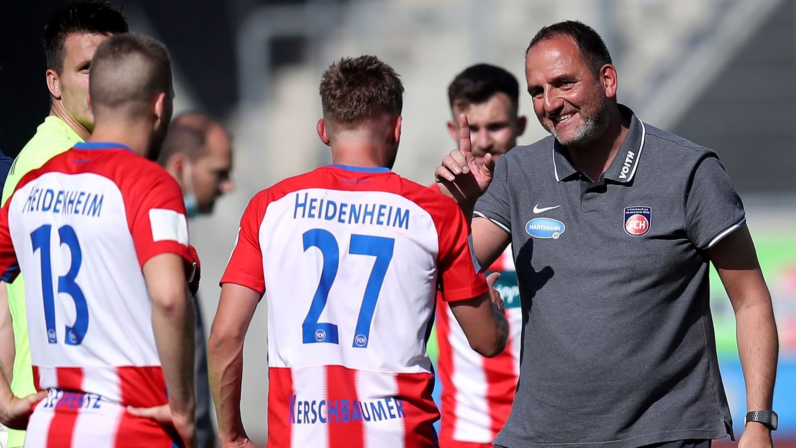 
                <strong>Pro 1. FC Heidenheim: Außenseiter verspürt keinen Druck</strong><br>
                Während über den Bremern der Schatten des zweiten Abstiegs der Klubgeschichte schwebt, kann der 1. FC Heidenheim eigentlich völlig befreit aufspielen. Mit Rang drei und der Relegation haben die Schwaben weit mehr erreicht, als ihnen so ziemlich jeder Experte vor der Saison zugetraut hätte. Im Grunde kann der kleine Verein aus dem Grenzgebiet zu Bayern nur gewinnen. Denn während bei Werder die Zukunft der Verantwortlichen so oder so ungewiss ist, wird es bei Heidenheim - ob Bundesligist oder weiter Zweitligist - natürlich so weitergehen, wie seit mehr als zehn Jahren: mit Trainer Frank Schmidt kommandogebend an der Seitenlinie und mit Marc Schnatterer das Team antreibend auf dem Platz.
              