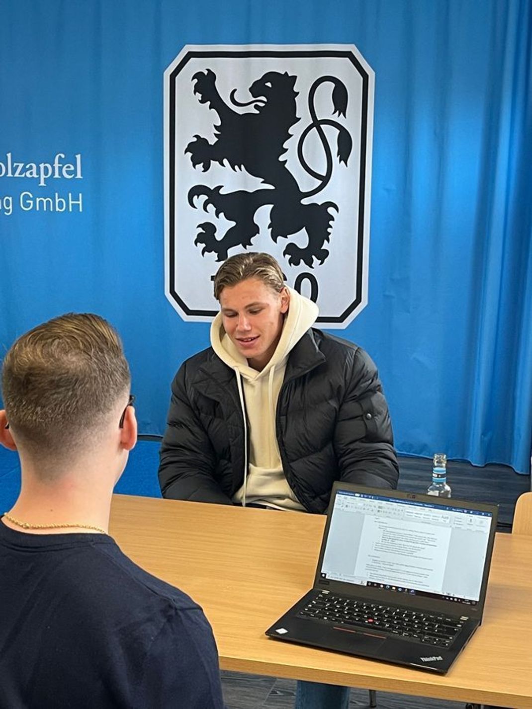Im Gespräch mit ran.de spricht 1860-München-Stürmer Fynn Lakenmacher über den Druck und die Freude bei einem Traditionsverein wie den "Löwen" zu spielen. 