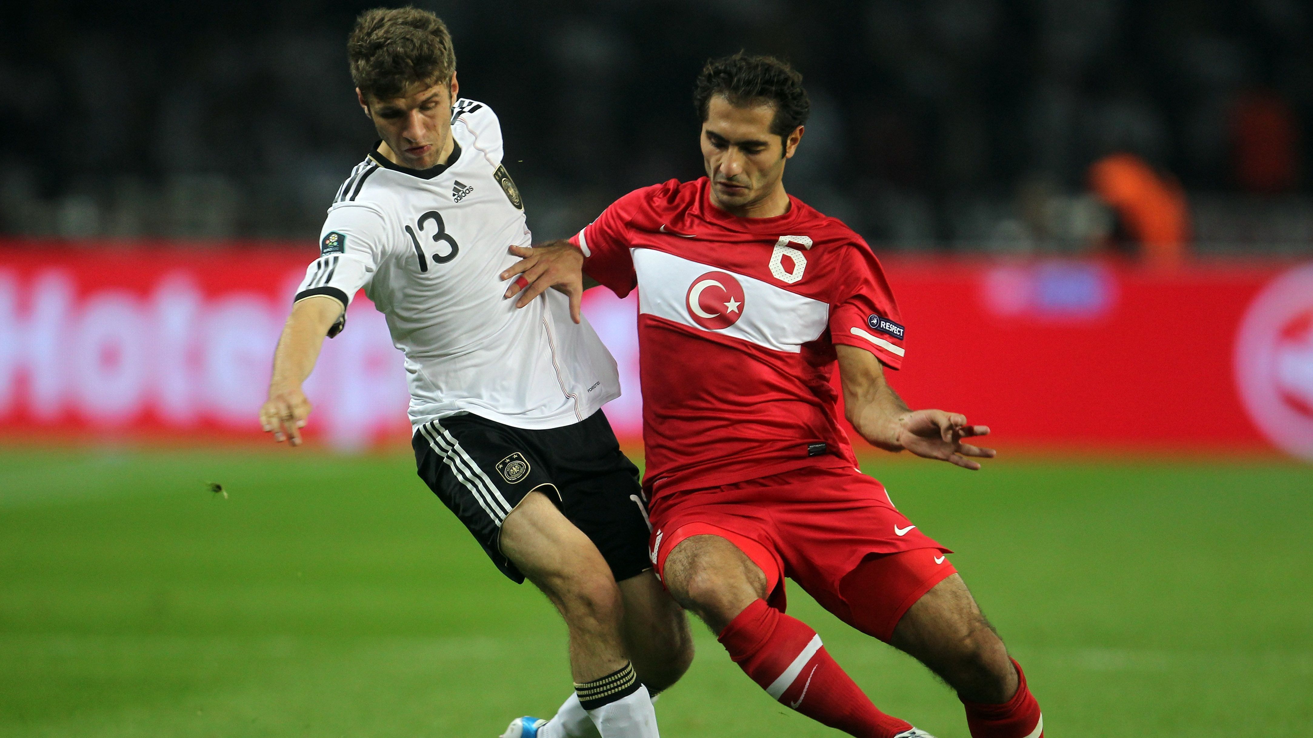 <strong>Mittelfeld: Thomas Müller</strong><br>Nach seiner starken WM 2010 war auch der damals 21 Jahre junge Thomas Müller bereits ein ganz wichtiger Bestandteil des DFB-Teams, das wenige Monate später in Berlin souverän mit 3:0 gegen die Türkei gewann. Zwar traf Müller an diesem Abend nicht, aber der Bayern-Star bereitete den Führungstreffer von Miroslav Klose in der 42. Minute vor.