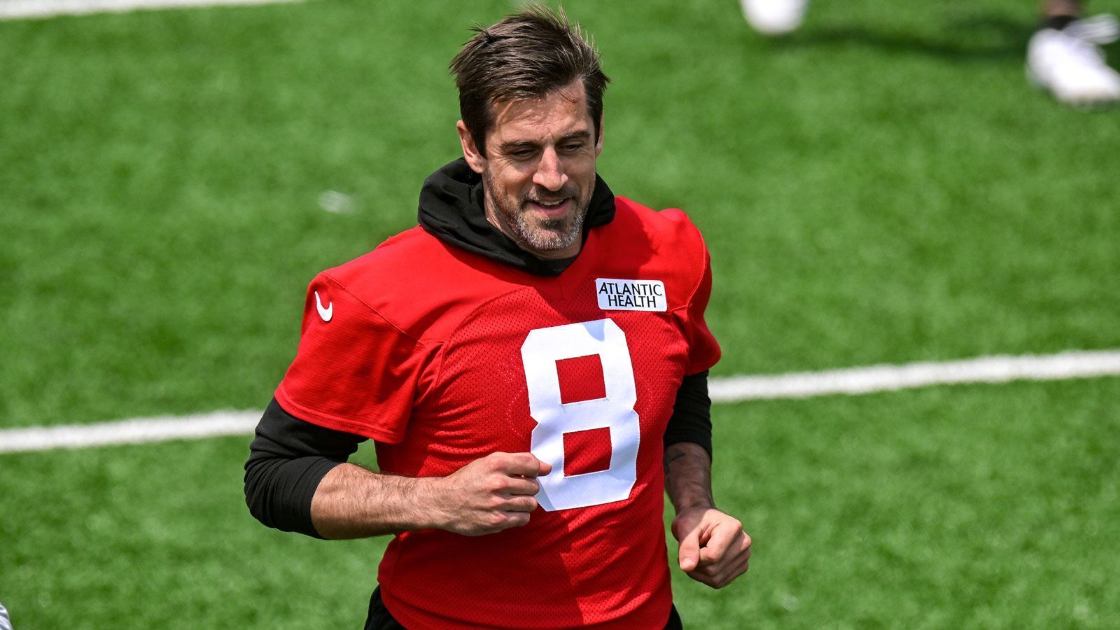 
                <strong>New York Jets</strong><br>
                Aaron Rodgers ist endlich da, hat sein halbes Receiving Corps aus Green Bay mitgebracht und will "Gang Green" wieder zu altem Ruhm führen. Das Upgrade auf der Quarterback-Position könnte das entscheidende Puzzleteil auf dem Weg zu einem tiefen Playoff Run sein. Auch die Defense um den bockstarken Cornerback Sauce Gardner kann sich sehen lassen, zudem bekam die Defensive Line mit Edge Will McDonald IV zusätzliche Tiefe im Draft. Zwei Fragezeichen bleiben aber: Was passiert mit Defensive Tackle Quinnen Williams, der 2022 überragte, bislang aber noch keinen neuen Kontrakt unterzeichnet hat? Und findet Running Back Breece Hall nach seinem Kreuzbandriss wieder zu alter Form zurück? So oder so, die Playoffs dürften das Minimalziel der Jets sein.
              