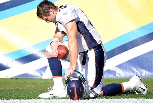 
                <strong>Tim Tebows berühmte Jubel Pose</strong><br>
                Der gläubige Christ Tebow kniet mit einem Bein ab, geht in sich. Und diese Geste findet zahlreiche Nachahmer. Nicht nur in der NFL.
              