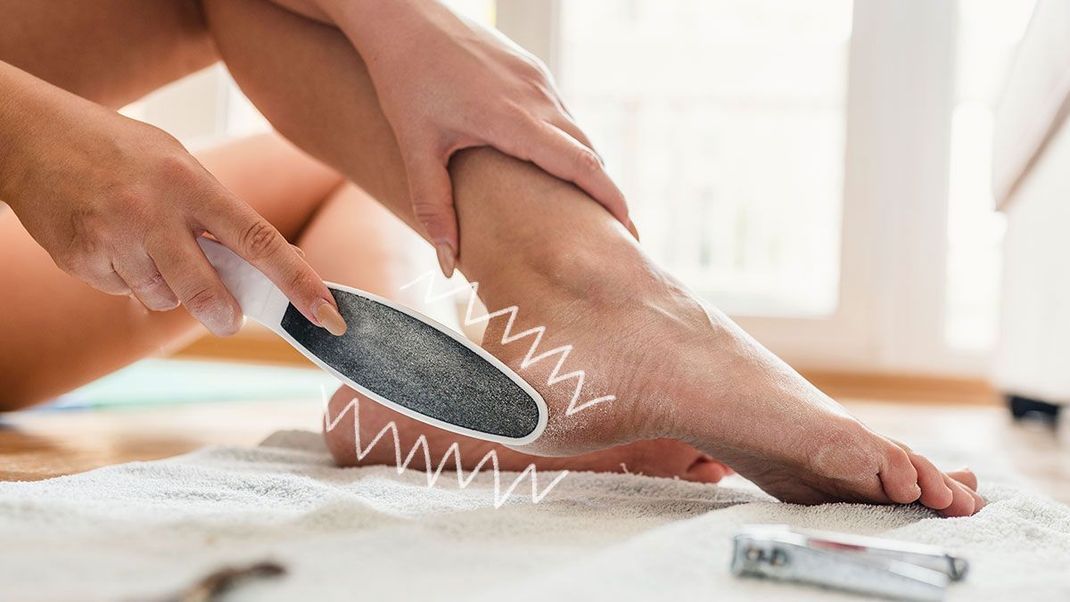Hornhaut ist nicht schön, aber total natürlich! Wie du die Fußpflege effektiv gestalten kannst und was wirklich gegen raue Füße hilft, liest du im Artikel. 