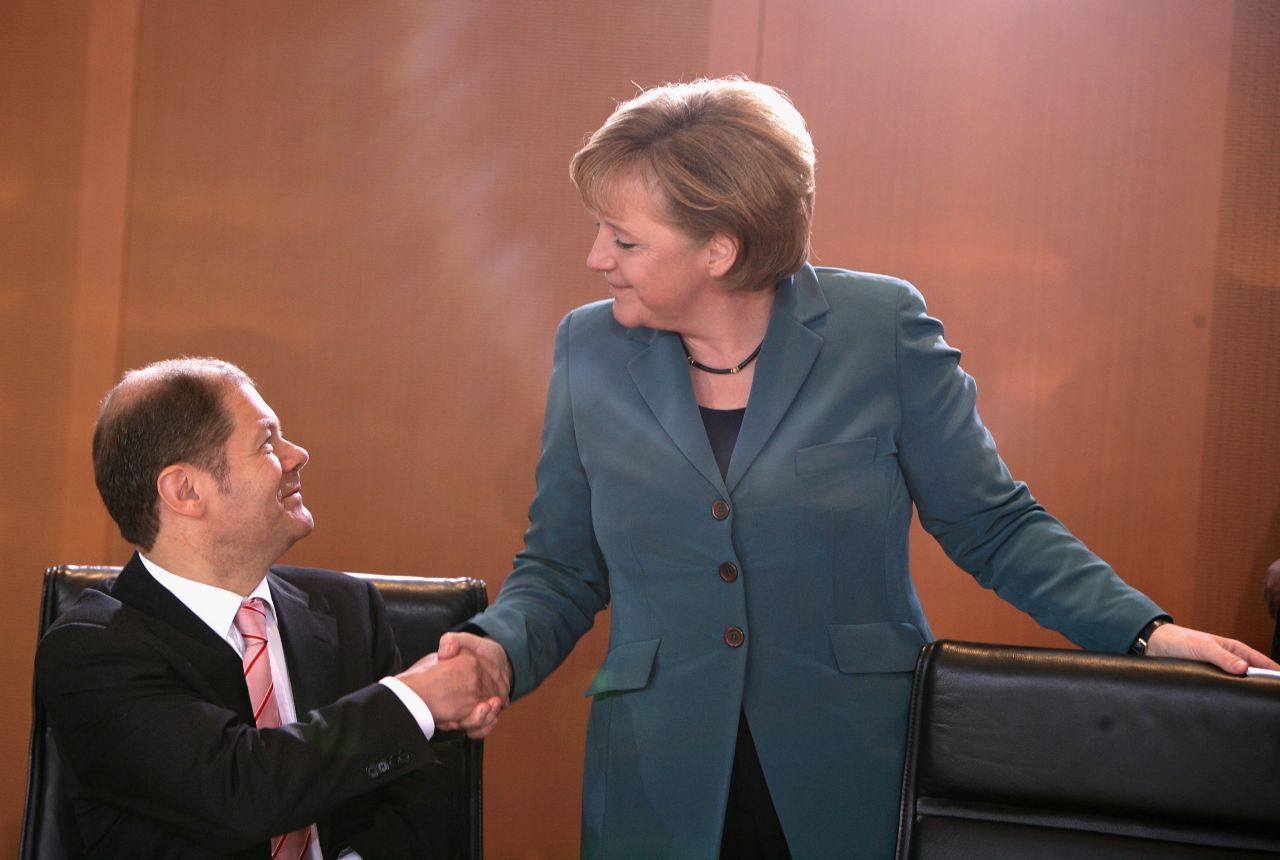Von 2007 bis 2009 arbeitete Scholz schon einmal sehr eng mit Bundeskanzlerin Angela Merkel zusammen - als Bundesminister für Arbeit und Soziales.