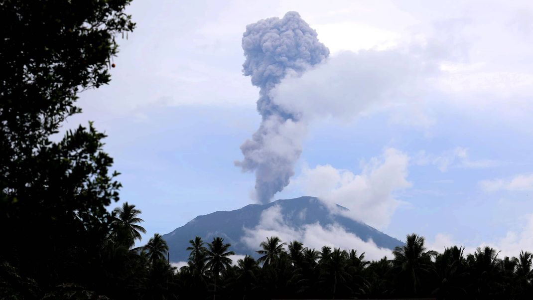 Der Mount Ibu in Indonesien.