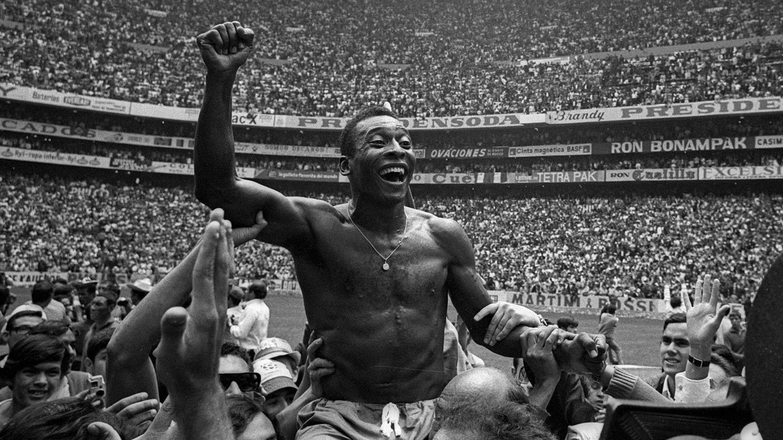 
                <strong>WM 1970 - Brasilien</strong><br>
                Pelé wird von brasilianischen Fans auf den Schultern getragen. Beim 4:1-Sieg gegen Italien haben die Brasilianer wenig Mühe. Durch ihren dritten WM-Sieg dürfen sie den Pokal für immer behalten. Die brasilianische Siegermannschaft wird später mehrfach als eine der besten Mannschaften aller Zeiten ausgezeichnet. In Erinnerung bleibt auch das legendäre Halbfinale zwischen Deutschland und Italien, welches später als "Jahrhundertspiel" bezeichnet wurde. 
              