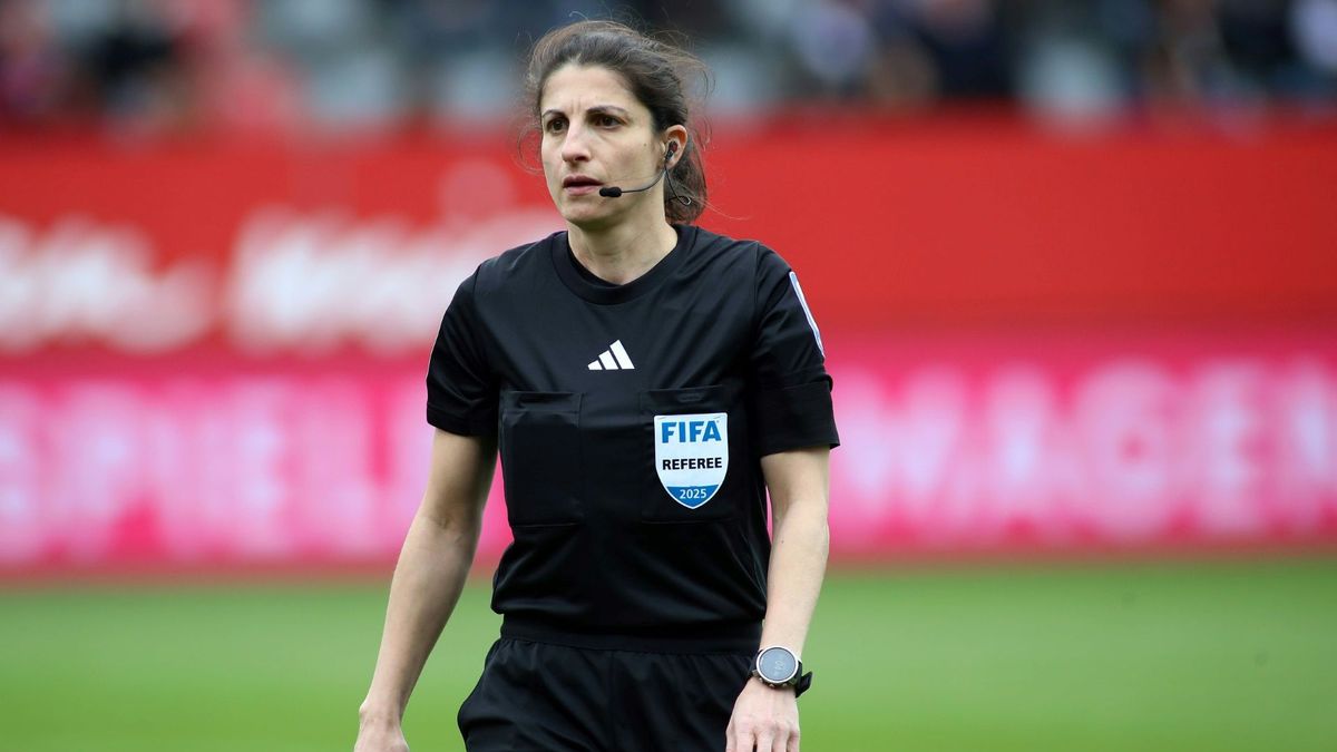 Riem Hussein pfeift den Supercup