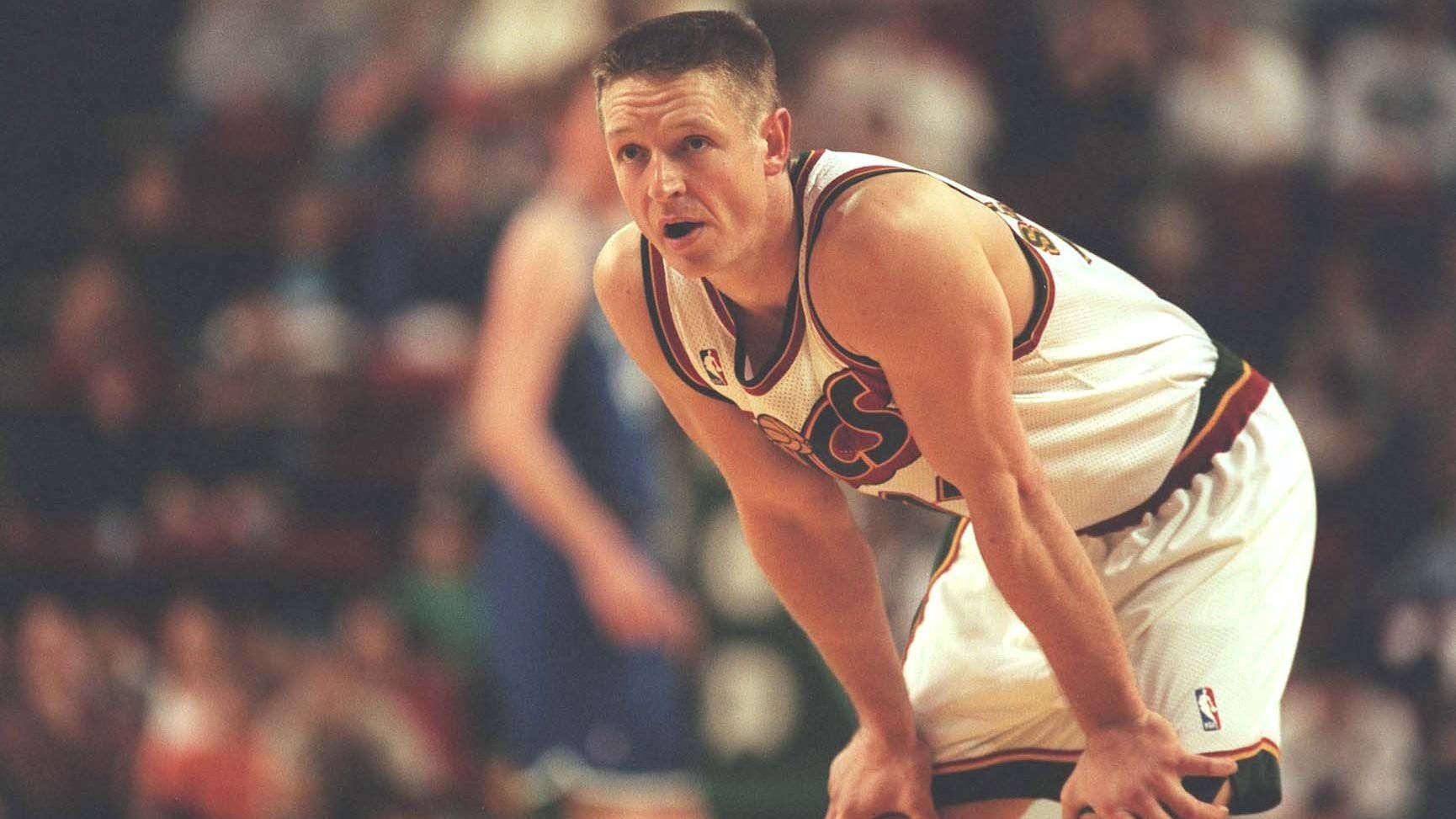 <strong>Detlef Schrempf</strong> <br>- In der NBA von 1985 bis 2001<br> - Teams: Dallas Mavericks (1985-1989), Indiana Pacers (1989-1993), Seattle SuperSonics (1993-1999), Portland Trail Blazers (1999-2001)<br>- Spiele (Regular Season und Playoffs): 1136 und 114<br>- Statistiken (Regular Season): 13.9 Punkte, 6.1 Rebounds, 3.4 Assists