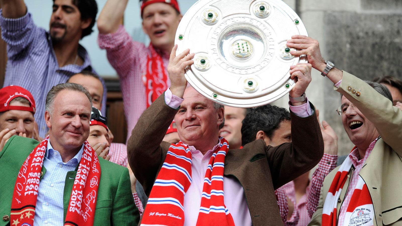 
                <strong>Der Meistermacher </strong><br>
                Während seiner Zeit als Manager, Vorstandsmitglied und Präsident gewinnt der FC Bayern insgesamt 57 Titel. Darunter 24 Mal die Deutsche Meisterschaft und 14 DFB-Pokalsiege. 1996 gewinnen die Bayern den UEFA-Cup. 
              