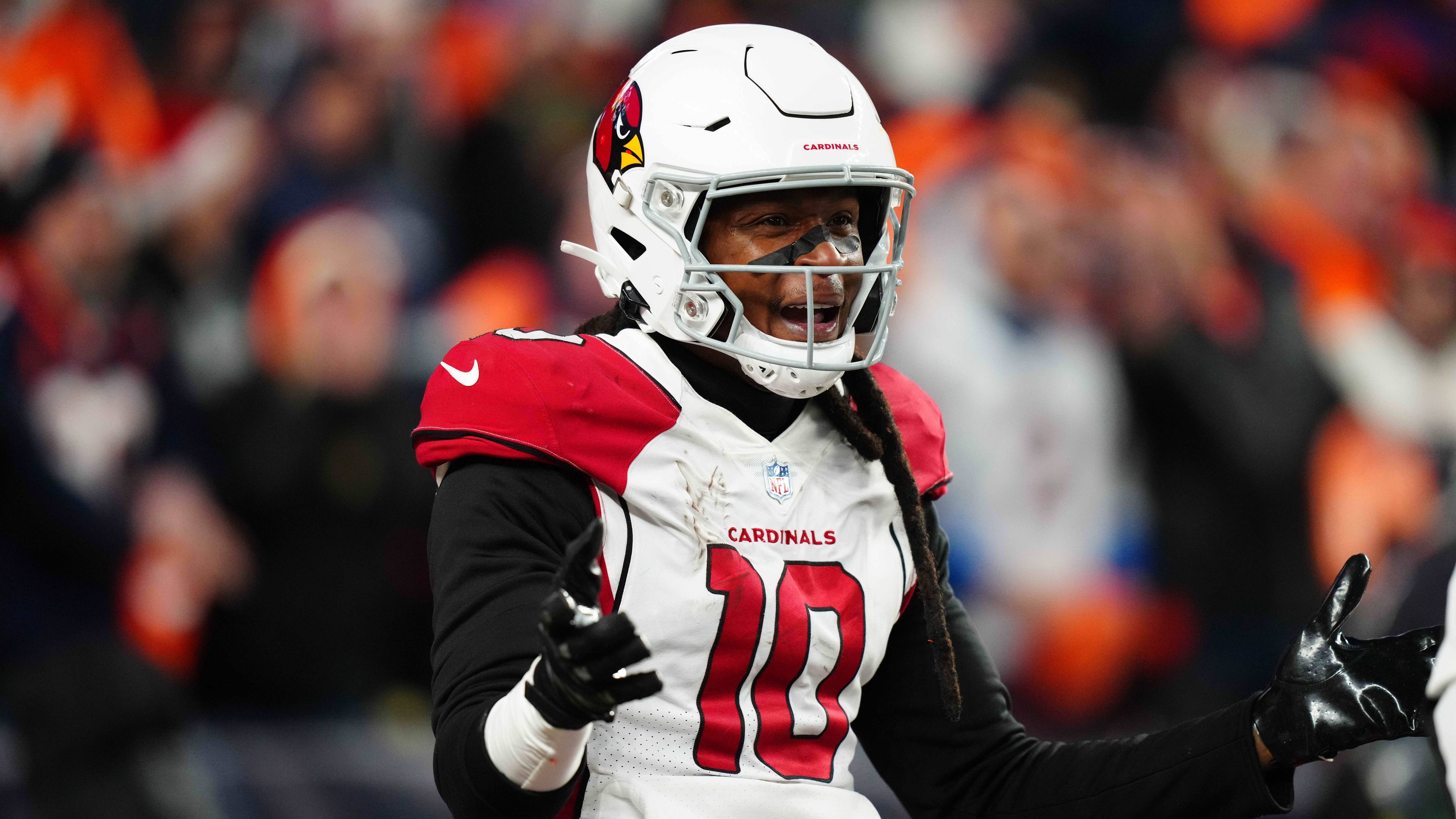 
                <strong>DeAndre Hopkins (von Houston Texans zu Arizona Cardinals) </strong><br>
                Obwohl er zu diesem Zeitpunkt als einer der besten Receiver der NFL galt, tradeten die Houston Texans DeAndre Hopkins 2020 zu den Arizona Cardinals. Mutmaßliche Meinungsverschiedenheiten mit dem damaligen Head Coach Bill O'Brien und Forderungen nach einer Gehaltserhöhung sollen der Grund gewesen sein, dass die Texans den Passempfänger mehr oder weniger verramschten. Einen Zweit- und einen Viertrundenpick sowie den verletzungsgeplagten Running Back David Johnson bekamen die Texaner im Gegenzug für den mehrfachen All-Pro. Während Houston in der Folge auseinanderfiel und Quarterback Watson vergraulte, konnte Hopkins in seiner neuen Heimat zumindest am Anfang seine Qualitäten unter Beweis stellen, bevor Verletzungen ihn immer wieder zurückwarfen.
              