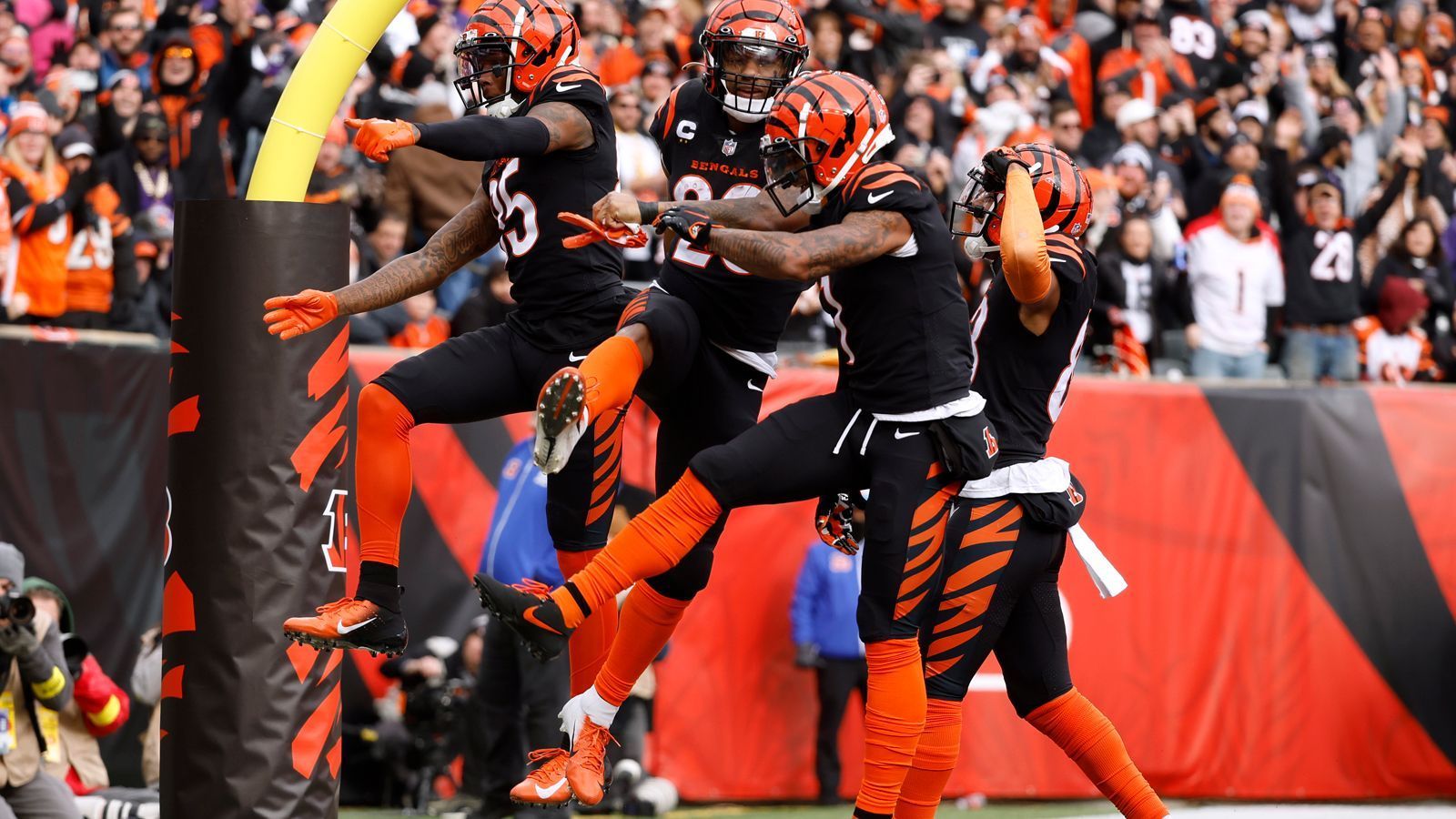 
                <strong>8. Januar - Bengals-Sieg verhindert Münzwurf </strong><br>
                Auch die Cincinnati Bengals sind am 18. Spieltag gefordert. Gegen die Baltimore Ravens gelingt ein 27:16-Erfolg, der den Bengals beim erneuten Aufeinandertreffen beider Teams in den Playoffs das Heimrecht garantiert. Ansonsten hätte ein Münzwurf über das Heimrecht entschieden. Dennoch ist die sportliche Aussagekraft gering: Während die Bengals sechs Tage nach dem Hamlin-Drama auf ihre Leistungsträger setzen, lassen die Ravens ihre Top-Stars größtenteils auf der Bank.
              