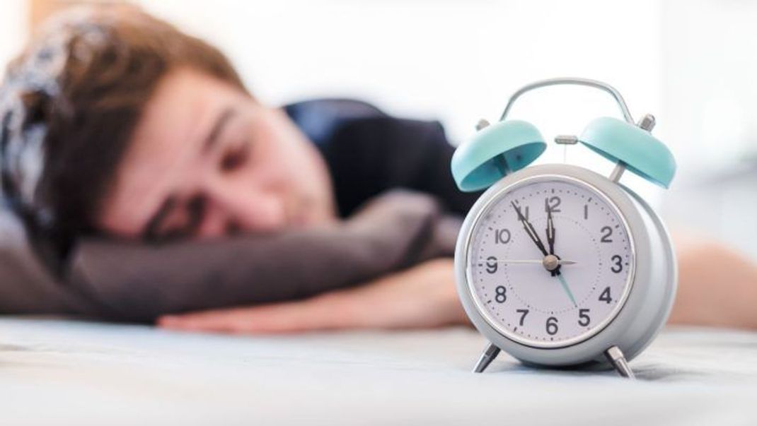 Wer zu oft die Snooze-Taste drückt, bringt seine innere Uhr durcheinander.