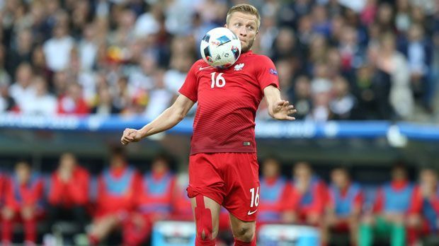 
                <strong>Jakub Blaszczykowski</strong><br>
                Jakub Blaszczykowski: In der ersten Hälfte war er der auffälligste Offensivakteur Polens - viel unterwegs, immer anspielbar und auch mit einem tollen Tackling gegen Kroos. Musste seiner Lauffreude jedoch Tribut zollen. Wurde nach 80 Minuten durch Kapustka ersetzt. ran-Note: 3
              