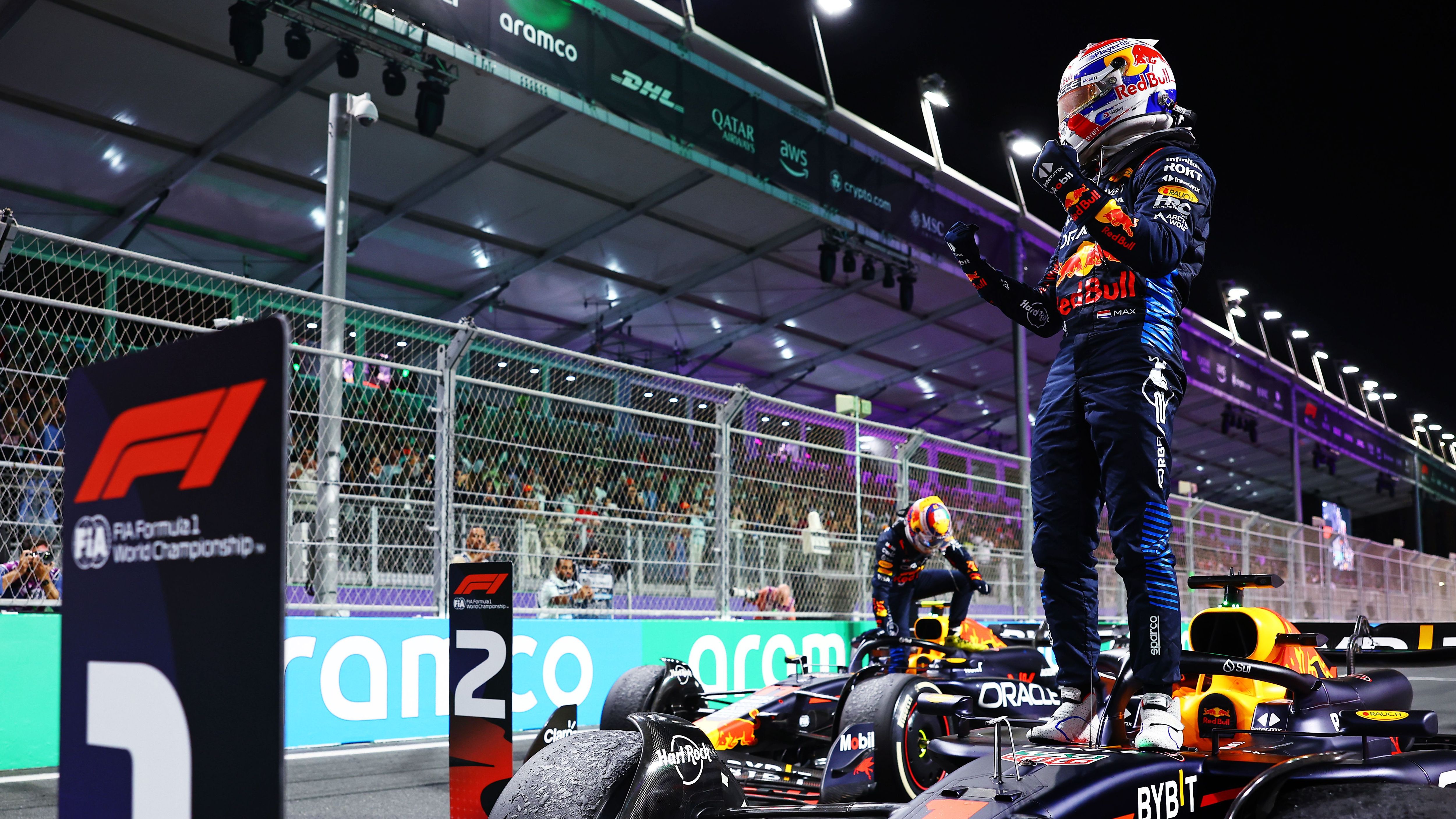 <strong>Gewinner: Max Verstappen</strong><br>Als Weltmeister, der nun schon zum vierten Mal hintereinander den Titel holte, muss Max Verstappen zu den Gewinnern gezählt werden. Der Red-Bull-Pilot aus den Niederlanden hat es einmal mehr am besten verstanden, aus seinem Fahrzeug das Beste herauszuholen. Seine Leistung ist umso stärker zu bewerten, weil er in diesem Jahr erstmals nicht im besten Auto saß und dennoch triumphierte.