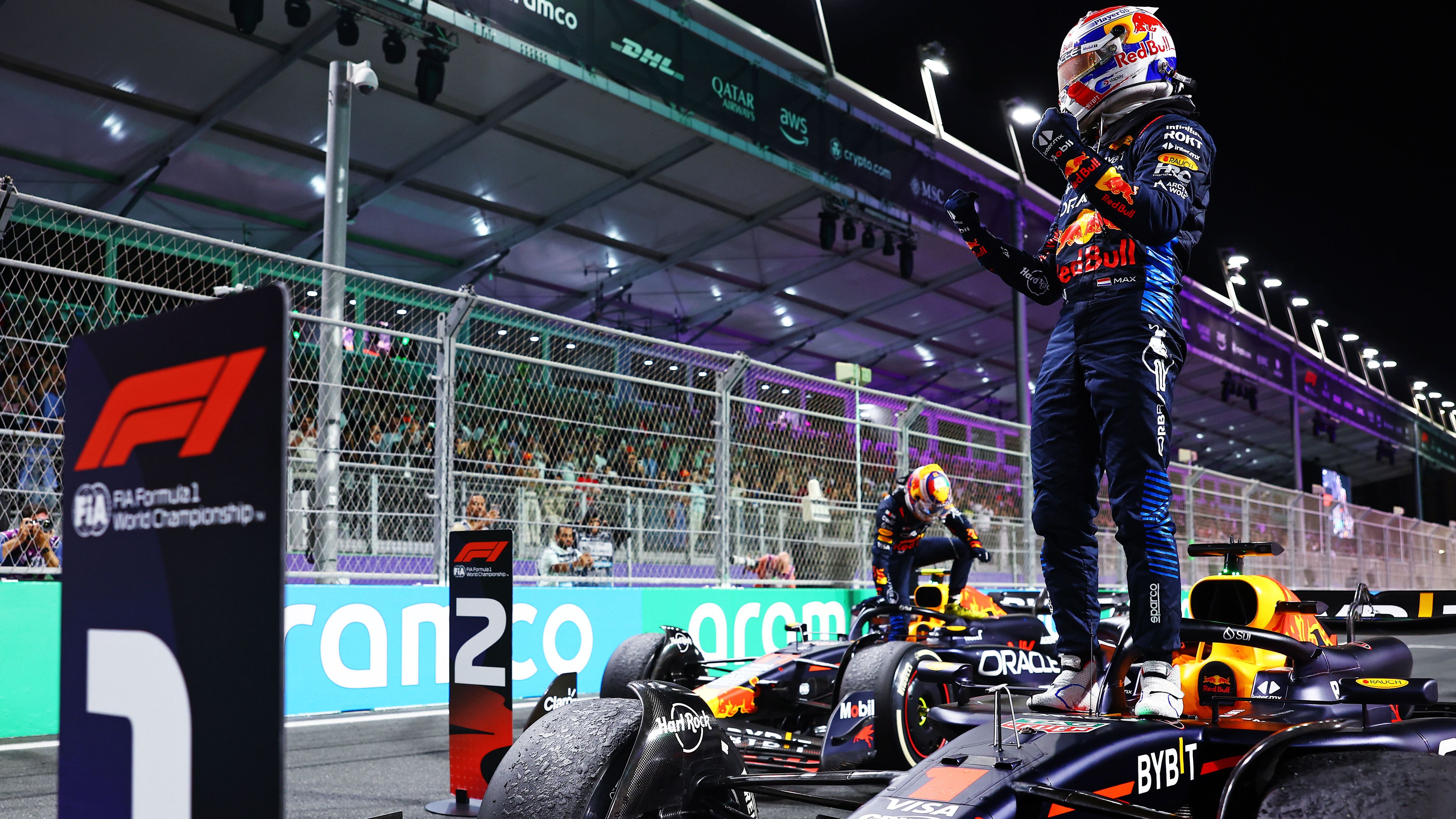 <strong>Gewinner: Max Verstappen</strong><br>Ihn bringt nichts aus der Ruhe! Während sich das Red-Bull-Team im Zuge des Horner-Skandals immer weiter aufreibt, ist er der Ruhepol, die dringend benötigte Konstante. Verstappen erlaubt sich keine Fehler, fährt von der Pole aus den zweiten Saisonsieg ein und lässt keinerlei Zweifel an seiner Dominanz aufkommen.