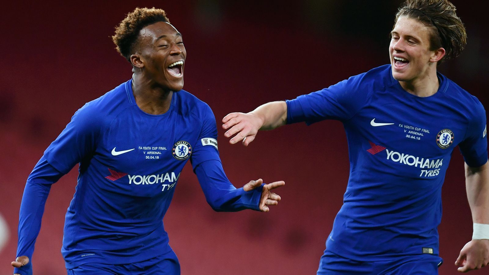 
                <strong>Nachwuchs-Meister mit Chelsea</strong><br>
                Teenager Callum Hudson-Odoi (li.) ist ein richtiges Eigengewächs des FC Chelsea. Der 18-Jährige kam 2007 zu den "Blues" und durchlief anschließend sämtliche Nachwuchsmannschaften des Premier-League-Klubs. In der Saison 2016/17 gewann der gebürtige Londoner mit ghanaischen Wurzeln mit Chelseas Junioren den Meistertitel.
              