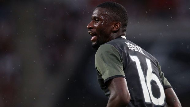 
                <strong>Verlierer - Antonio Rüdiger</strong><br>
                Verlierer - Antonio Rüdiger: Der Verteidiger des AS Rom hatte sein EM-Ticket in der Tasche und stand in Frankreich schon auf dem Trainingsplatz, doch dann passierte es. Rüdiger riss sich das Kreuzband und wurde so zum großen Verlierer des DFB-Trosses. Seitdem fiel er aus und verpasste zahlreiche Länderspiele. Rüdiger muss 2017 einen neuen Anlauf starten, um den Sprung zurück zu Joachim Löw zu schaffen.
              