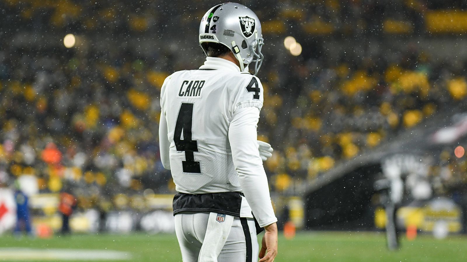 
                <strong>Derek Carr (Las Vegas Raiders)</strong><br>
                Die Zeit von Derek Carr bei den Las Vegas Raiders ist vorbei. Wohin es den 31-Jährigen verschlägt, ist jedoch noch nicht bekannt. Auch ist unklar, ob die Raiders den Quarterback entlassen oder traden werden. Nachdem Las Vegas Carr lange verboten hatte, sich mit anderen Teams in Verbindung zu setzen, um einen Trade auszuloten, sollen die Raiders dieses Verbot mittlerweile aufgehoben haben. Das berichtet "The Athletic". Als mögliches interessiertes Team wurden zuletzt die Tampa Bay Buccaneers genannt, die nach dem Rücktritt von Tom Brady einen neuen Quarterback suchen dürften.
              