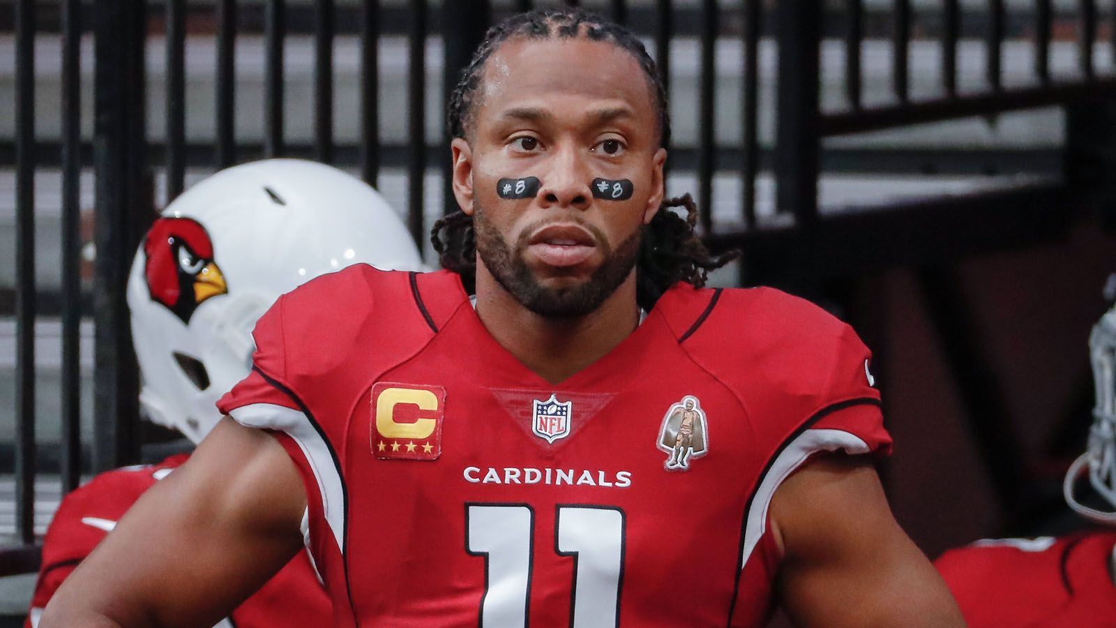 
                <strong>Arizona Cardinals</strong><br>
                Receiver-Mangel bei den Arizona Cardinals! Nachdem Larry Fitzgerald (Bild) zwar seine Covid-19-Infektion überstanden hat, fehlt er wohl trotzdem beim wichtigen Spiel gegen die Los Angeles Rams. Zudem wurde Wide Receiver Christian Kirk am Tag vor der Partie auf die Covid-Liste gesetzt, die Cardinals verfügen mit DeAndre Hopkins vor dem Saisonfinale also nur noch über einen Receiver aus den nominell besten drei.
              