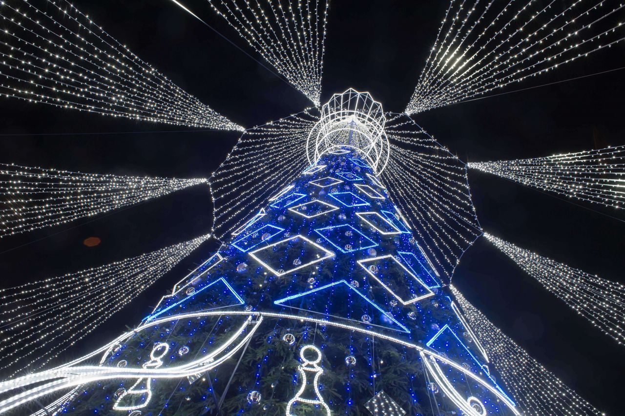 Für viele der schönste Weihnachtsbaum der Welt: Auf dem Kathedralenplatz in Vilnius erstrahlt nicht nur der Baum. Ein Schleier aus Lichterketten taucht den Platz in eine festliche Atmosphäre.