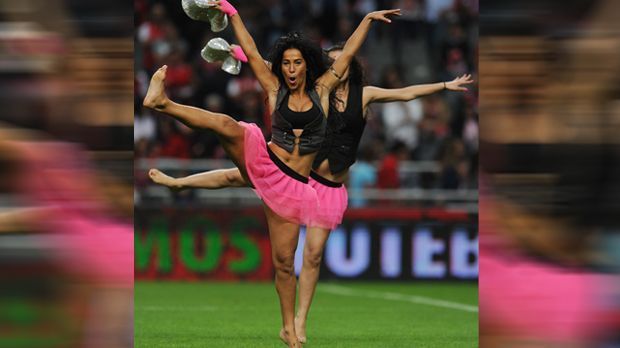 
                <strong>SC Braga</strong><br>
                Ein wenig schriller sind die Tänzerinnen beim portugiesischen Erstligisten Sporting Braga. In pinken Röckchen hüpfen sie bei den Heimspielen der Fußballmannschaft auf dem Rasen herum.
              