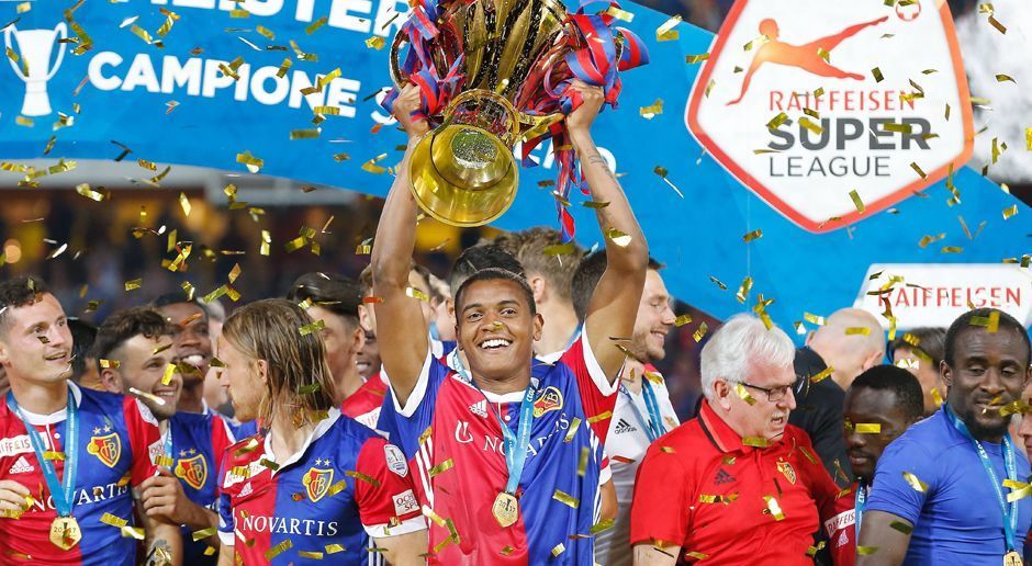 
                <strong>Manuel Akanji: Zweifacher Schweizer Meister</strong><br>
                Mit dem FC Basel gewann der Abwehrmann zwei Mal die Meisterschaft in der Schweiz und einmal den Pokal. An diesem Erfolg ist Akanji nicht ganz unschuldig. Trotz der langen Verletzungspause bringt es der Innenverteidiger auf 58 Einsätze, sieben Tore und zwei Vorlagen. In der Gruppenphase der Champions-League-Saison 2017/18 stand er in allen sechs Partien über 90 Minuten auf dem Feld. Seine Passquote beim FC Basel liegt bei 87 Prozent, seine Zweikampfquote bei 63 Prozent.  In der aktuellen Saison spielte er 1169 Pässe – Bestwert aller Spieler in der Schweizer Super League.
              