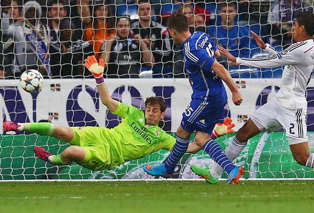 
                <strong>Iker Casillas (Spanien)</strong><br>
                Platz 5: Das Eigengewächs von Real Madrid hat von Meisterschaft über Pokal, Champions League bis zur Welt- und Europameisterschaft alle wichtigen Titel gewonnen. Doch der ehemalige Welt-Torhüter leistete sich in den vergangenen Jahren immer wieder fatale Fehler.
              