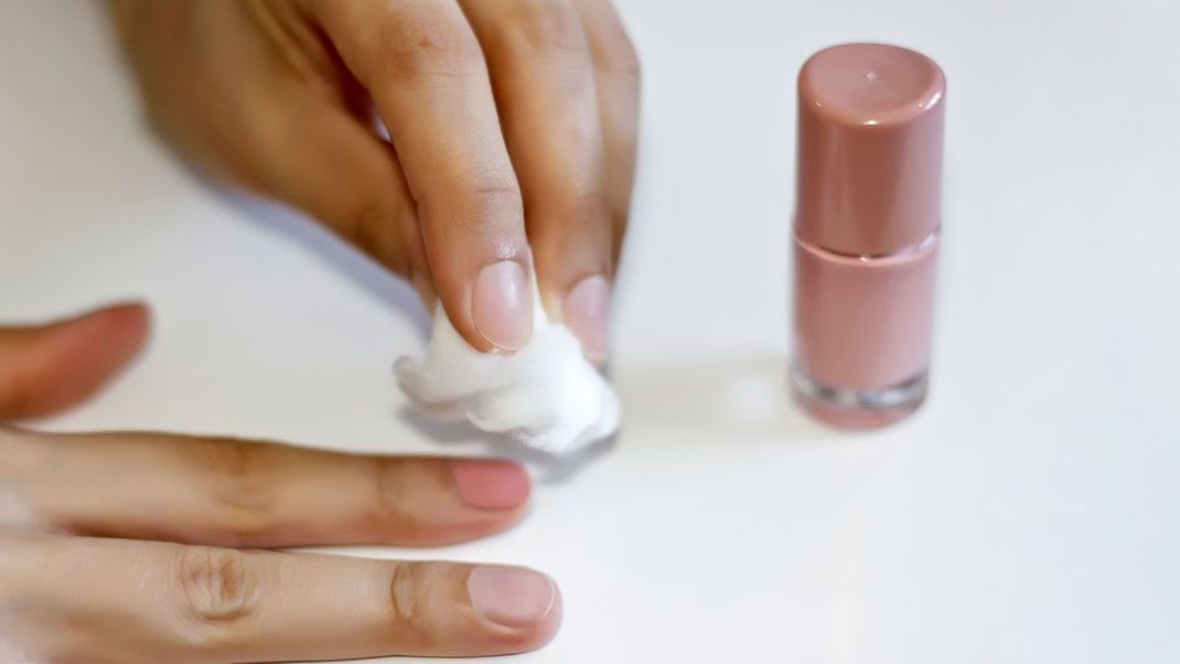 Viele Nagellackentferner enthalten rückfettende Pflegestoffe - nach einer Anwendung mit Aceton solltet ihr dennoch eure Nägel mit einer Hand- und Nagelcreme pflegen.