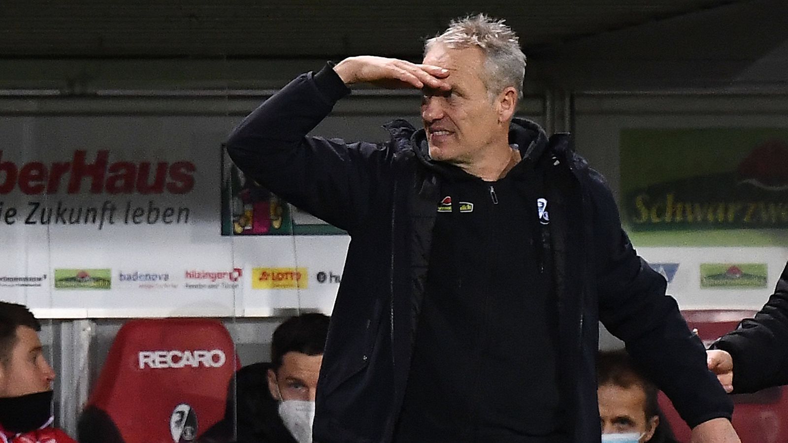 
                <strong>SC Freiburg: Christian Streich (Vertrag bis 2021)</strong><br>
                Das Urgestein und trotzdem stehen große Fragezeichen über der Zukunft von Streich, der seit neun Jahren und 335 Spielen an der Seitenlinie beim Sportclub steht. Der Vertrag läuft nach der aktuellen Spielzeit aus. Sollten die Verantwortlichen verlängern wollen, "dann muss ich einfach mehrere Sachen abwägen und dann entscheidet man das", sagte der 55-Jährige kürzlich. Sportvorstand Jochen Saier sagte: "Die Hoffnung ist, dass der Weg gemeinsam weitergeht, aber ich kann natürlich nicht in die Zukunft blicken. Ich glaube, man muss einander die Freiheit lassen, sich frei und immer wieder neu dafür zu entscheiden." Das klingt als hinge es mehr von Streich als von den sportlichen Entscheidungsträgern ab.
              