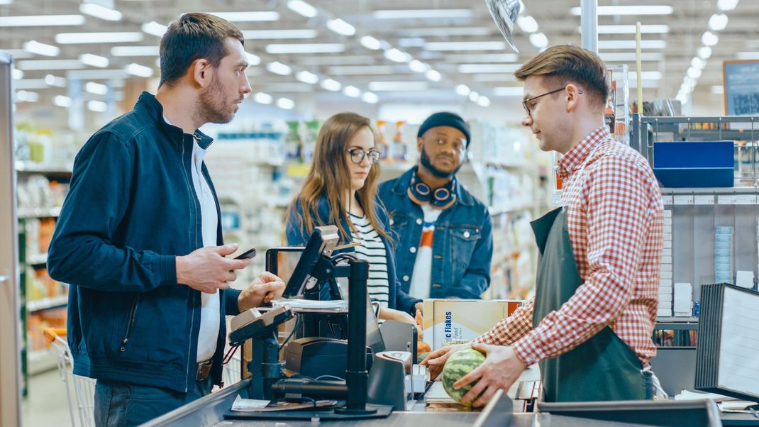 Keine Lust auf lange Schlangen im Supermarkt? Wir haben Tipps, wie du sie clever umgehen kannst!