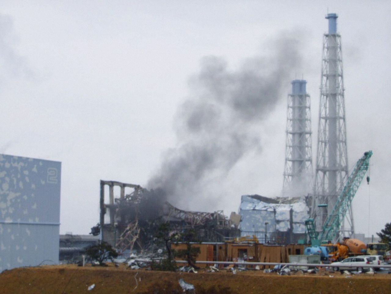 Nach einem schweren Erdbeben am 11. März 2011 kam es im japanischen Kernkraftwerk Fukushima-Daiichi zu mehreren Explosionen. Die Nuklear-Katastrophe wurde ebenfalls mit 7 auf der INES-Skala bewertet und kostete Schätzungen zufolge etwa 1.000 Menschen das Leben. Sie löste in Deutschland Diskussionen aus und führte zu einem Ausstieg aus der Atomenergie.