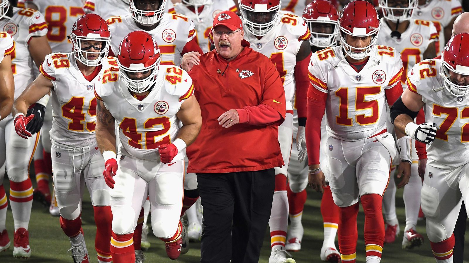 <strong>6 Chiefs-Spieler waren seit 2018 immer im AFC Championship Game<br></strong>Die Kansas City Chiefs stehen zum sechsten Mal in Folge im AFC Championship Game der NFL. <a href="https://www.ran.de/sports/american-football/nfl/galerien/nfl-playoffs-teams-mit-den-meisten-championship-spielen-in-folge-patriots-chiefs-cowboys-bills-347394">Das ist die zweitlängste Serie der Historie</a>. Die NFL ist ein schnelllebiges Geschäft mit vielen Transaktionen, jedoch gibt es wahrhaftig sechs Spieler aus dem aktuellen Roster, die seit dem Beginn der Serie bei den Chiefs unter Vertrag standen. Wir zeigen Euch die sechs Akteure, die seit 2018 immer bis ins Championship Game kamen.