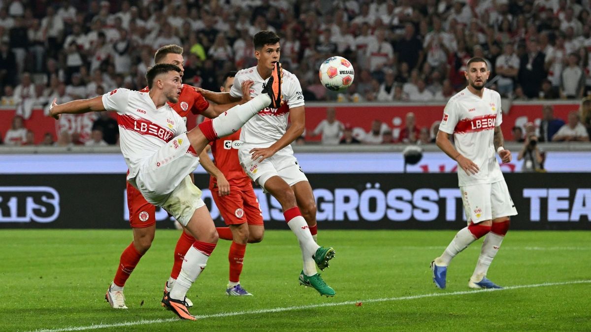 Stuttgarts Ermedin Demirovic (l.) erzielt ein Abseitstor