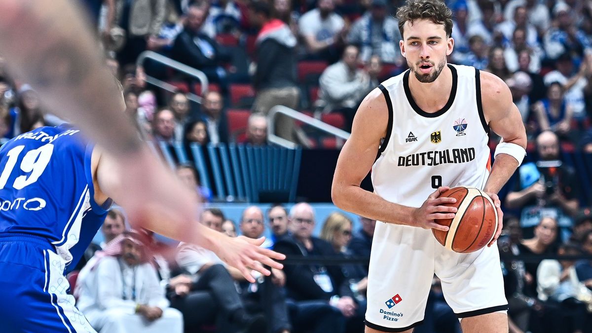 12. September 2025, Lettland, Riga: Basketball-EM, Halbfinale Deutschland - Finnland. Deutschlands Franz Wagner am Ball. 