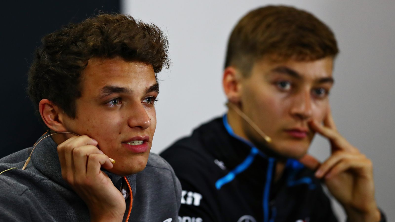 
                <strong>Das "verflixte zweite Jahr": Alexander Albon, Lando Norris und George Russell</strong><br>
                ... der 22-jährige Russell (r.) gilt als einer der talentiertesten Fahrer im Feld, wird aber im Williams wohl auch in dieser Saison eher am Ende des Feldes zu finden sein. Norris (l.) ist mit seinen 20 Jahren der jüngste Teilnehmer in der diesjährigen Saison und wird wie auch Albon versuchen wollen die Leistungen seiner Debüt-Saison zu bestätigen. In elf Rennen fuhr der junge Brite in die Punkte, im teaminternen Duell gegen Teamkollege Sainz war Norris hingegen klar unterlegen. Da Sainz aber McLaren zum Ende der Saison verlassen wird, wird Norris alles daran setzen wollen den Status des Nummer eins Fahrers im Team für 2021 zu sichern. Konstante Ergebnisse in den Punkten sollten ihm dabei helfen.
              