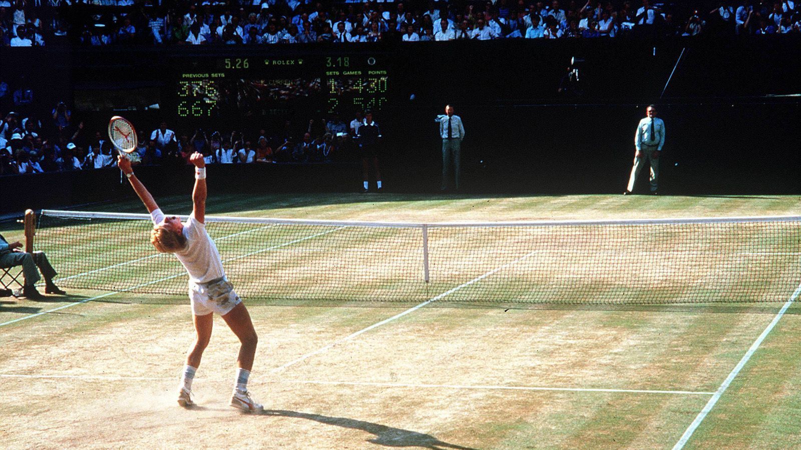 
                <strong>Mit 17 Jahren ein Weltstar</strong><br>
                Am 7. Juli 1985 wurde Becker völlig überraschend zum Weltstar. Im Alter von nur 17 Jahren gewann er das Wimbledon-Turnier und setzte sich im Finale mit 3:1 Sätzen gegen Kevin Curren durch. Becker war nicht nur der jüngste Wimbledon-Sieger der Geschichte, sondern auch der erste Deutsche und der erste ungesetzte Spieler, dem dies gelang. Gemeinsam mit Steffi Graf löste Becker in Deutschland einen Tennis-Boom aus.
              