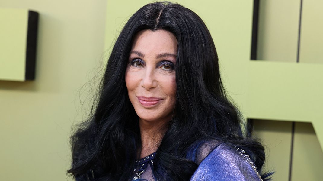 Vor wenigen Wochen machten Gerüchte die Runde, dass Cher ihren Sohn entführen hat lassen. Jetzt äußert sie sich erstmals dazu. Alle Infos gibt es hier.&nbsp;