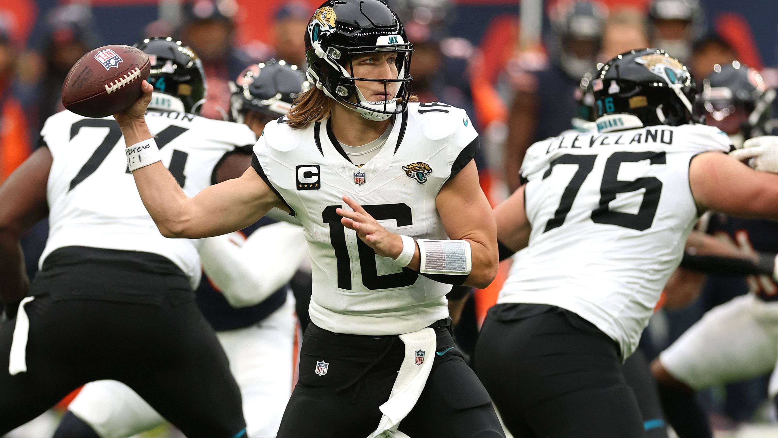 <strong>Platz 23: Trevor Lawrence (Jacksonville Jaguars)</strong><br>Bei Trevor Lawrence und den Jaguars schien die Formkurve nach oben zu zeigen, doch bei den Chicago Bears setzte es die fünfte Niederlage der Saison. Der Quarterback galt als Generationen-Talent, <a href="https://www.ran.de/sports/american-football/nfl/news/nfl-jacksonville-jaguars-trevor-lawrence-monster-vertrag-gehalt-garantien-390077">er hat einen Monster-Vertrag unterschrieben. </a>Aber auch in seiner vierten NFL-Saison schafft er es nicht, Jacksonville in die Erfolgsspur zu bringen.