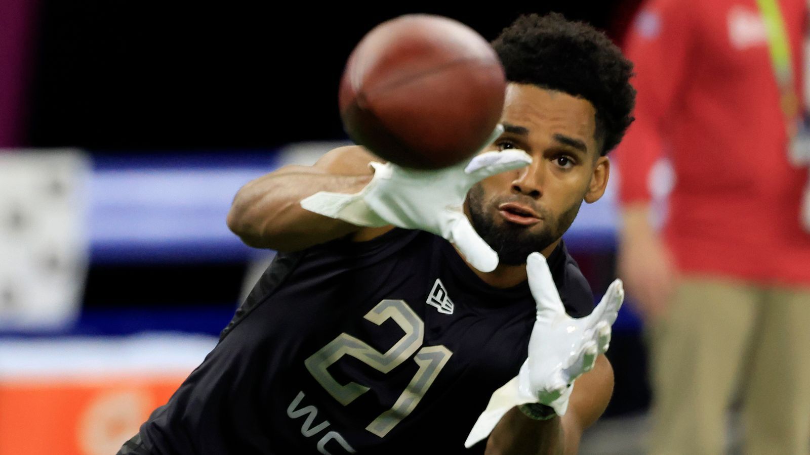 
                <strong>11. Pick: Washington Commanders - Chris Olave, WR, Ohio State</strong><br>
                Die Washington Commanders zahlen einen hohen Preis für Carson Wentz. Dafür braucht der Quarterback auch die richtigen Anspielstationen. Chris Olave hat den Speed und die Fähigkeiten, um zum ersten Receiver der Commanders zu werden.
              