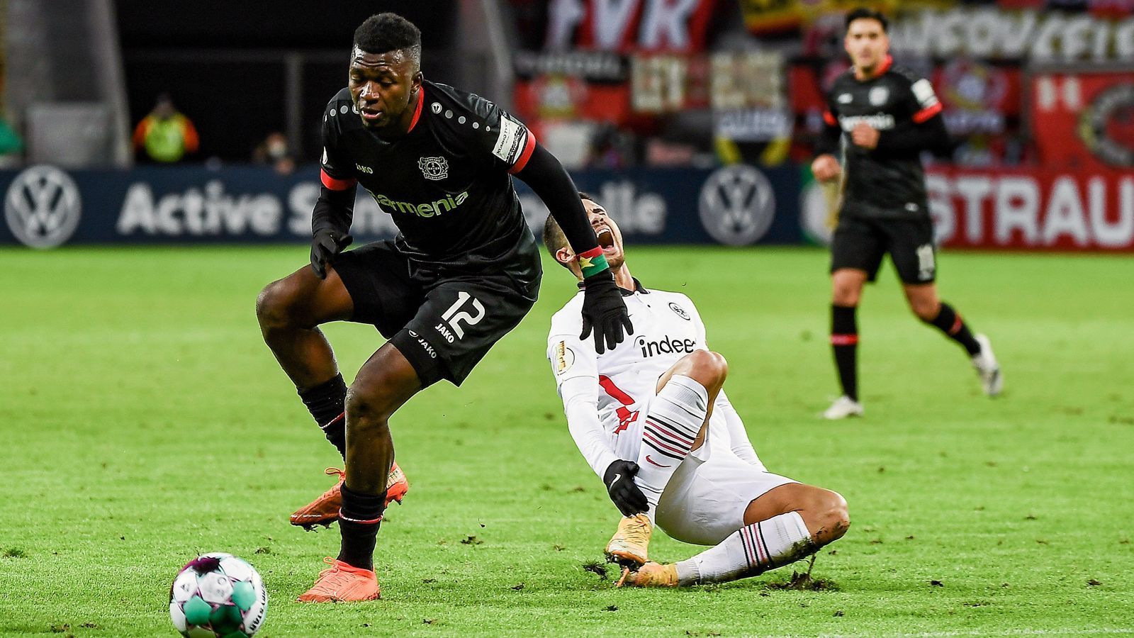 
                <strong>Abwehr: Edmond Tapsoba (Bayer Leverkusen)</strong><br>
                Bayer Leverkusen hat als Tabellendritter beste Chancen, sich mit einer ähnlich guten Rückrunde für die Champions League zu qualifizieren. Ein Mitgrund für die Stabilität der Werkself, die bislang 32 Punkte holte, ist die herausragende Abwehrleistung mit nur 17 Gegentreffern. Damit stellt Leverkusen die zweitbeste Defensive der Liga nach Leipzig (14 Gegentreffer). Trotz seiner erst 21 Jahre ist Innenverteidiger Edmond Tapsoba in den zurückliegenden Monaten zu einem absoluten Leistungsträger der Werkself gereift und hat sich an der Seite des etwas routinierteren Jonathan Tah enorm entwickelt. Als er Anfang 2020 von Vitoria Guimaraes zu den Rheinländern kam, unterliefen dem 1,94-Meter-Hünen aus Burkina Faso noch öfter mal Böcke, diese Schwächen hat Tapsoba in der zurückliegenden Hinrunde größtenteils abgelegt. 
              