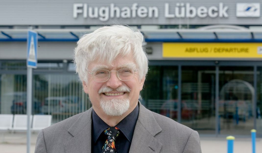 Winfried Stöcker (Mediziner und Unternehmer) 2012 in Lübeck vor dem Flughafen. Heute ist er dessen Besitzer.
