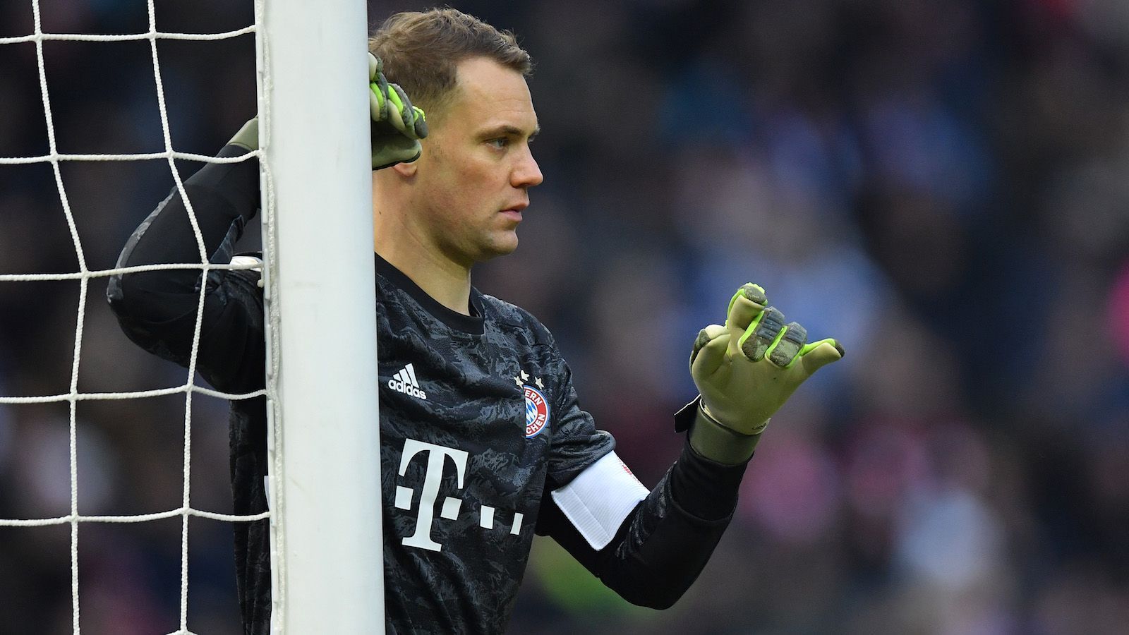 
                <strong>Manuel Neuer (FC Bayern München)</strong><br>
                Es ist nicht lange her, da patzte Deutschlands Nummer eins sehenswert. Gegen Paderborn wurde einer seiner gewagten Ausflüge mit einem Gegentor bestraft. Doch das ist wie das berühmte Haar in der Suppe suchen. Neuer liefert nach mehreren Brüchen am Mittelfuß und langen Zwangspausen wieder Topleistungen am Fließband ab. Zehn Mal hielt in der Bundesliga die "weiße Weste" und vereitelte zehn Großchancen. Bayern-Trainer Hansi Flick machte unlängst klar: Neuzugang Alexander Nübel wird nächste Saison die klare Nummer zwei hinter Neuer.  
              