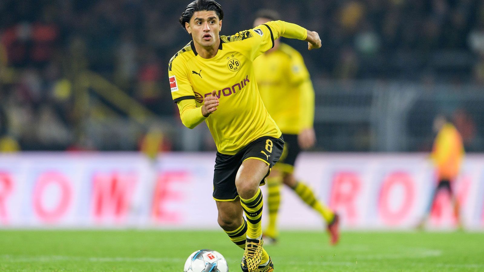 
                <strong>Mahmoud Dahoud</strong><br>
                beim BVB seit: 2017Vertrag bis: 2022So wirklich angekommen ist Mahmoud Dahoud beim BVB auch nach knapp drei Jahren noch nicht. Startelfeinsätze waren lediglich sporadisch, zumeist nahm er die Rolle des Lückenbüßers ein. In der aktuellen Saison kam Dahoud bis zur Zwangspause auf gerade mal 322 Pflichtspielminuten, in der Startelf stand er zuletzt Anfang November. Er soll im Klub als "ewiges Talent" gesehen werden, das angeblich vier Millionen Euro pro Jahr kassiert. Das Geld würde die Borussia demnach gern einsparen, zugleich könnte der U21-Europameister von 2017 bei einem anderen Klub wieder häufiger auf dem Platz mitmischen.
              