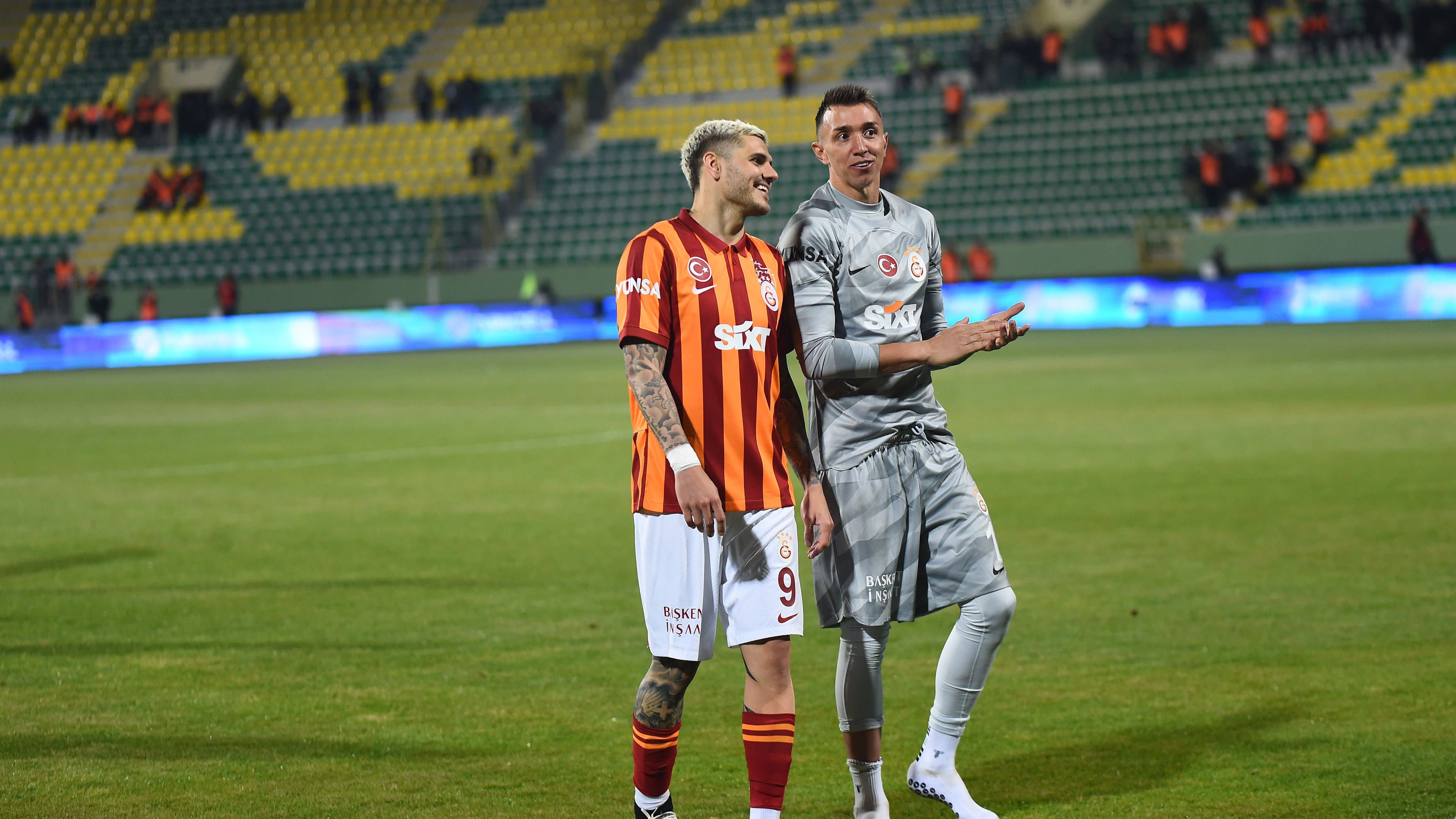 <strong>Türkei</strong><br>In der Süper Lig bleibt das Titelrennen wohl spannend bis zum Schluss. Titelverteidiger Galatasaray Istanbul um Torjäger Mauro Icardi (l.) führte die Tabelle nach 31 Spieltagen mit 84 Punkten an. Der Argentinier hat bereits 18 Saisontreffer auf seinem Konto, ist damit Zweiter in der Torschützenliste hinter ...
