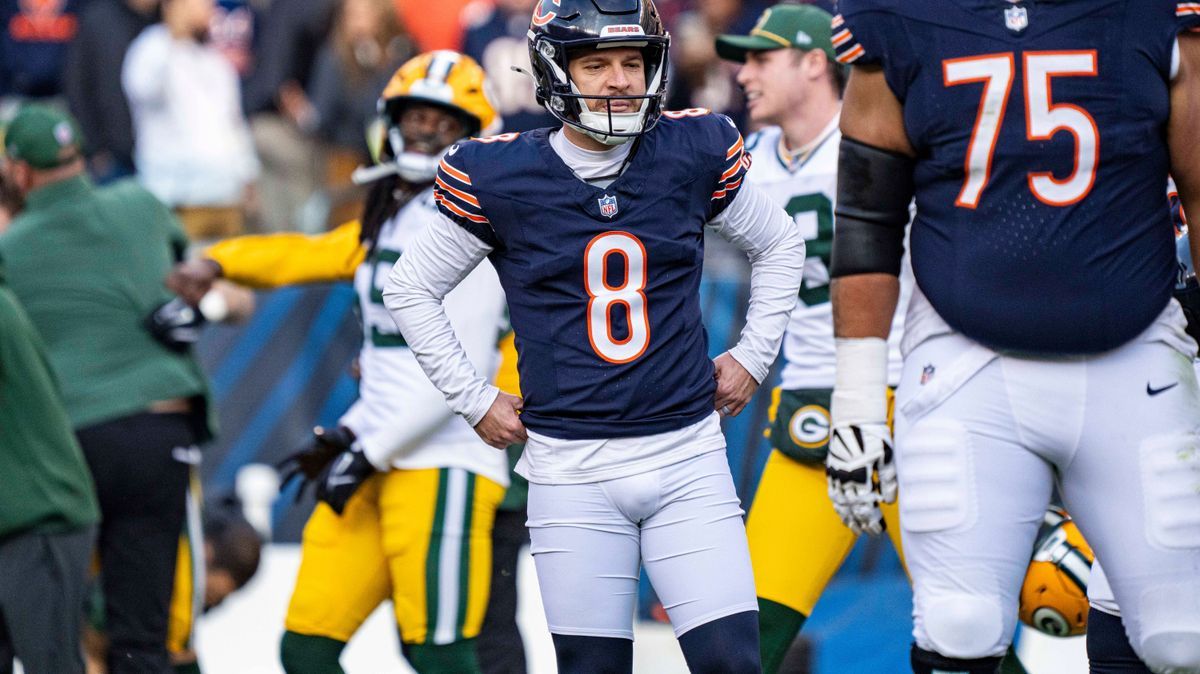 CHICAGO, IL - NOVEMBER 17: Cairo Santos 8 of the Chicago Bears reacts after missing a field goal after the fourth quarter of the game between the Green Bay Packers and the Chicago Bears at Soldier ...